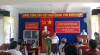 Đồng chí Bùi Xuân Chiến, Ủy viên BTV Huyện ủy, Trưởng Công an huyện trao tặng Huy hiệu 55 năm tuổi Đảng cho đảng viên Đinh Trọng Bình
