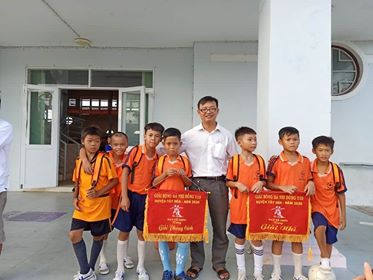Đội bóng đá nhi đồng U10 xã Hòa Thịnh đạt giải nhì và giải phong cách